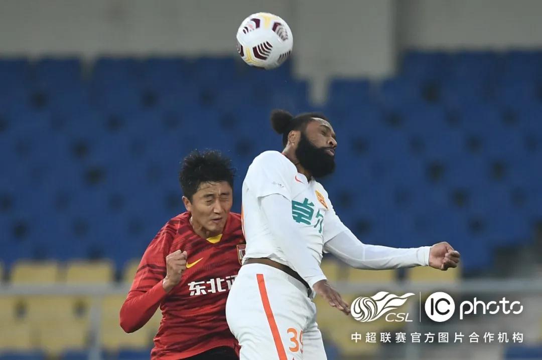 الفرنسي كريستوف غالتييه مدرب باريس سان جيرمان ونجله يواجهان تهم التمييز في نيس