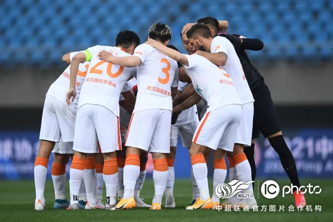 الفرنسيان مهدي بالاميسا وغابرييل مارتن يقطعان 7000 كم بالدراجة من باريس إلى الدوحة دعماً لمنتخب بلادهما في كأس العالم 2022
